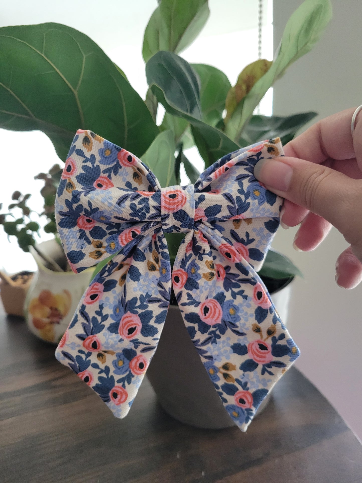 Daphne over the collar bow