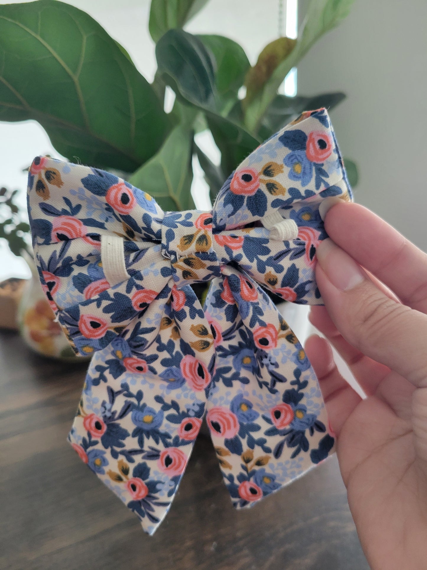 Daphne over the collar bow