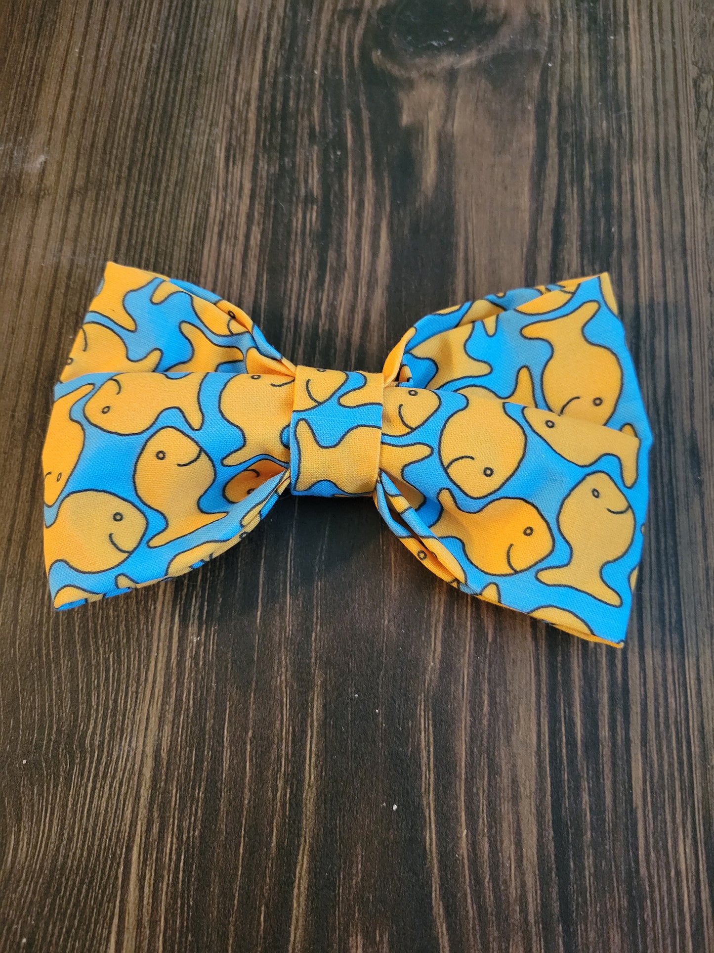 Goldfish over the collar bow